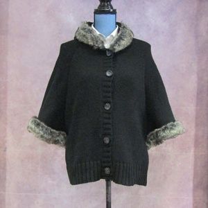NEW Daisy Fuentes Chic Capes Black w/ Faux Fur L